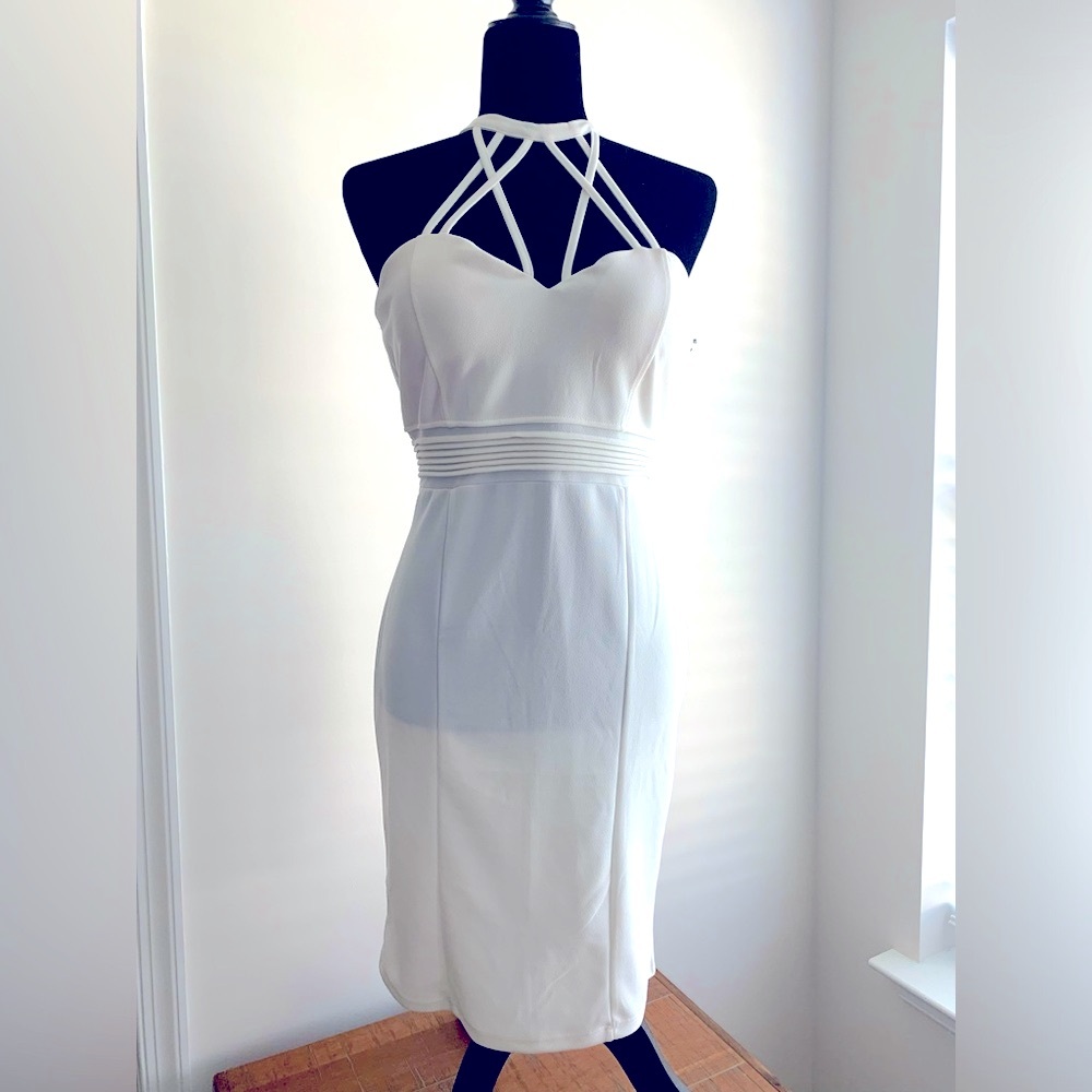 🤍NWT Beautiful, White Halter Style Dress🤍